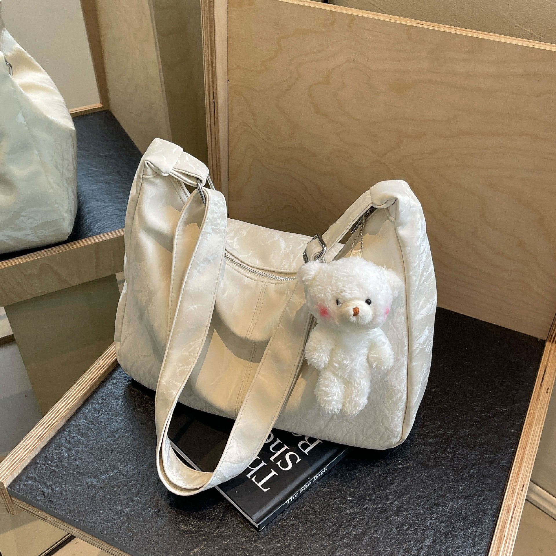 Large Capacity Polyester Shoulder Bag with Water Tank Dumpling Shape for United States - united states chf large