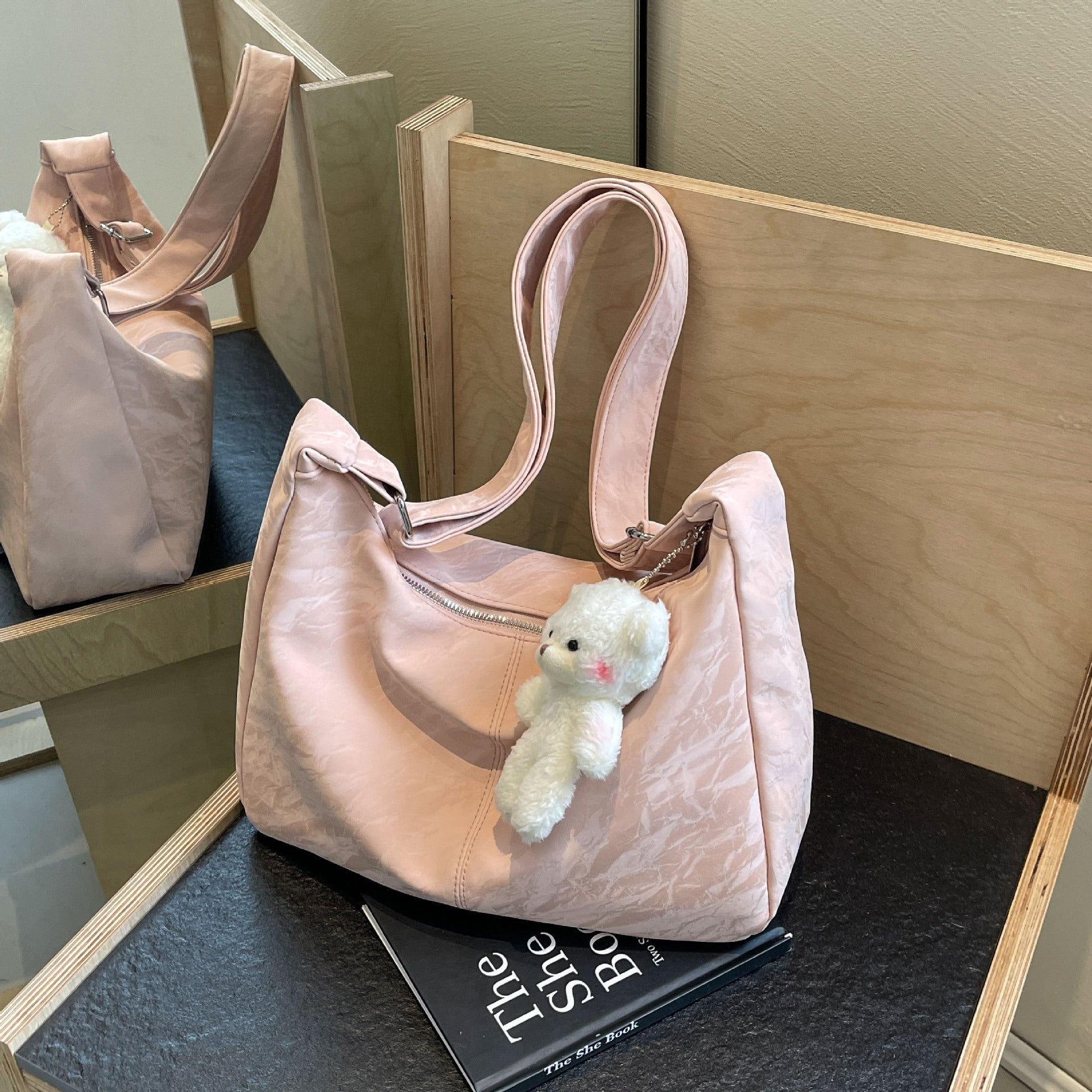 Large Capacity Polyester Shoulder Bag with Water Tank Dumpling Shape for United States - united states chf large