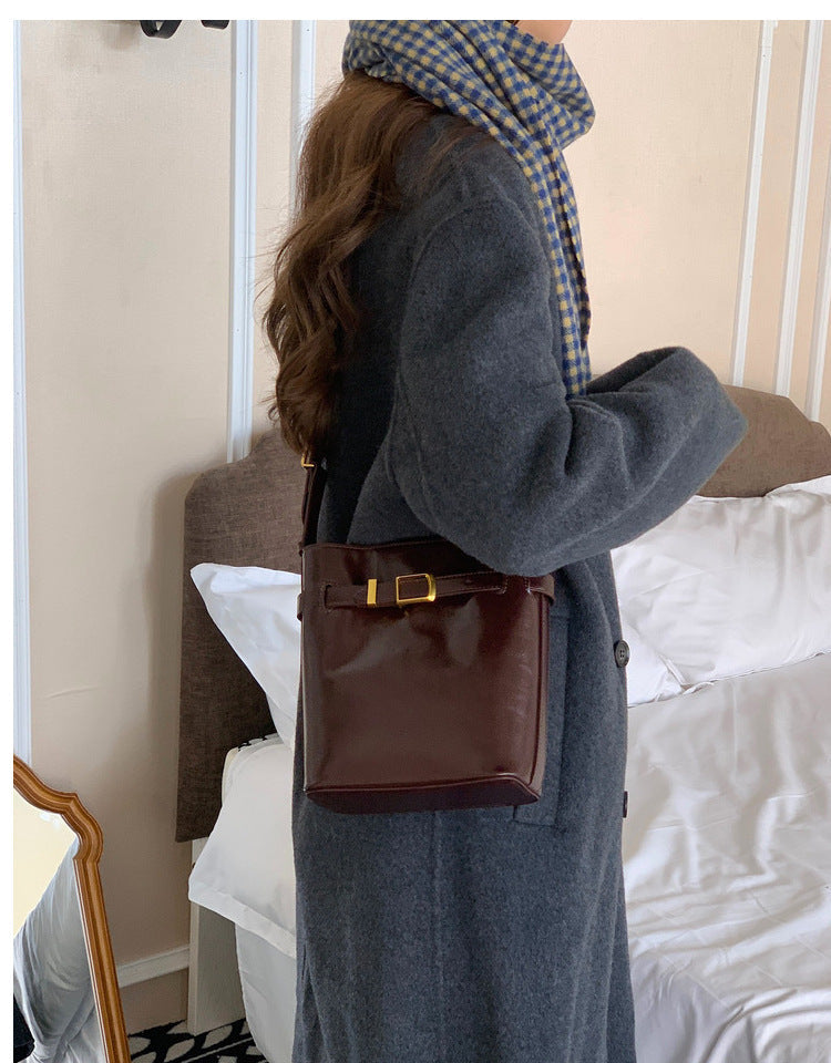 Oil Wax Leather Shoulder Messenger Bag with Retro Simple Bucket Style - Teleplus oil wax leather shoulder messenger