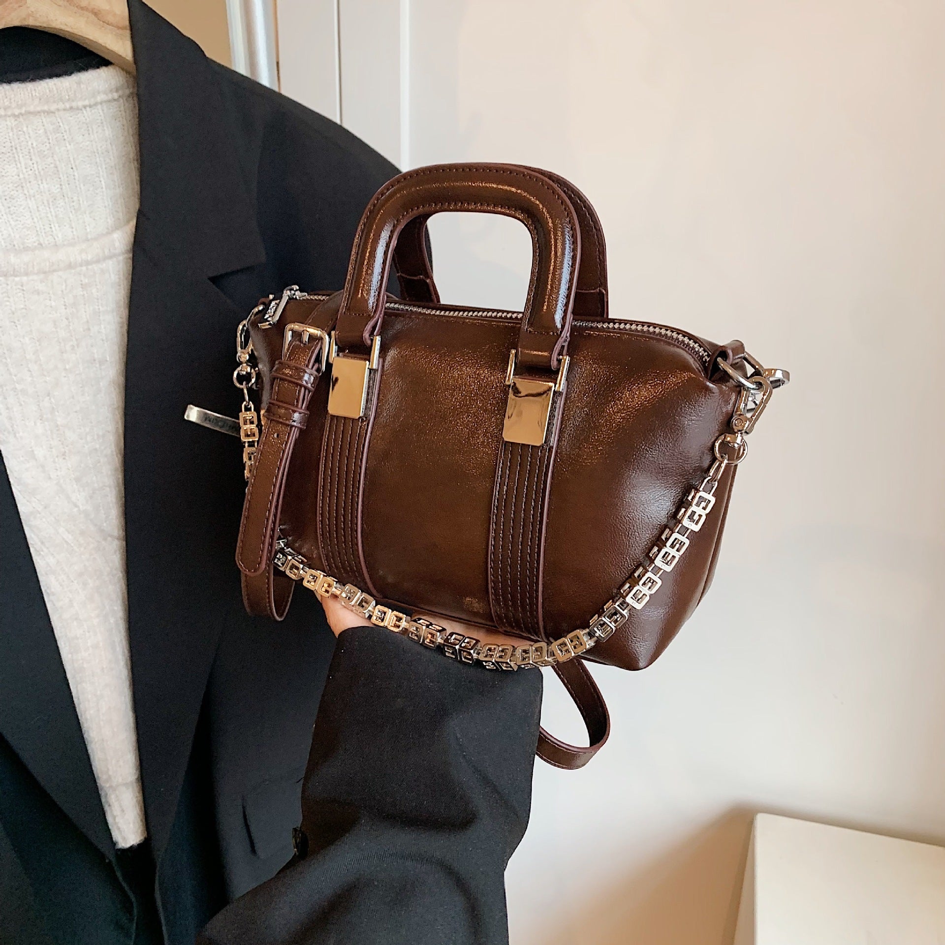 Retro Portable Bowling Bag with Durable Polyester and Urban Design - Teleplus retro portable bowling bag